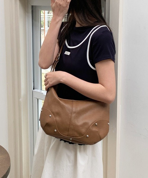 Chiina(チーナ)の「Chiina / スタッズ付きショルダーバッグ(ショルダーバッグ・レディース・ホワイト/グレー/ブラック/キャメル・FREE)」の18枚目の写真