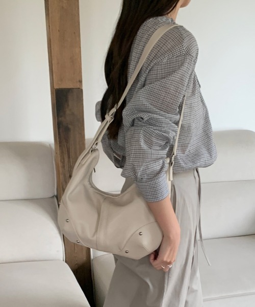 Chiina(チーナ)の「Chiina / スタッズ付きショルダーバッグ(ショルダーバッグ・レディース・ホワイト/グレー/ブラック/キャメル・FREE)」の5枚目の写真