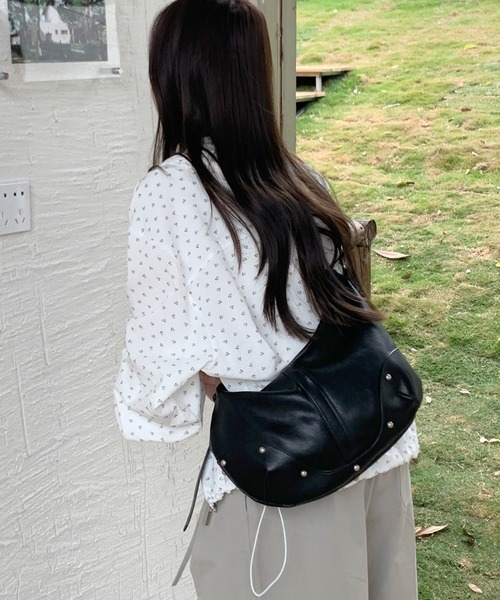 Chiina(チーナ)の「Chiina / スタッズ付きショルダーバッグ(ショルダーバッグ・レディース・ホワイト/グレー/ブラック/キャメル・FREE)」の8枚目の写真