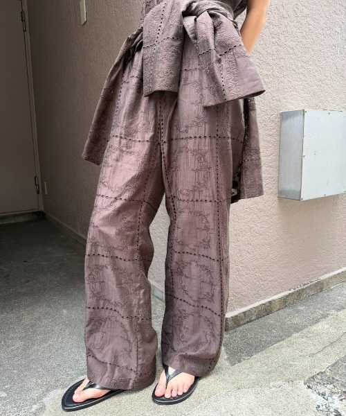 AIC.(エーアイシー)の「エンブロイダリーイージーパンツ(その他パンツ・レディース・ブラック/ブラウン/オフホワイト・FREE)」の3枚目の写真