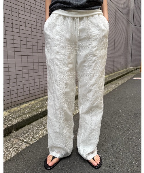 AIC.(エーアイシー)の「エンブロイダリーイージーパンツ(その他パンツ・レディース・ブラック/ブラウン/オフホワイト・FREE)」の2枚目の写真