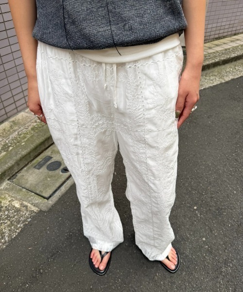 AIC.(エーアイシー)の「エンブロイダリーイージーパンツ(その他パンツ・レディース・ブラック/ブラウン/オフホワイト・FREE)」の7枚目の写真