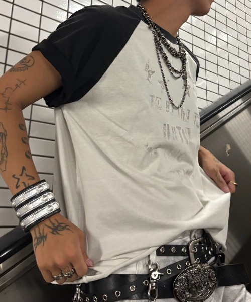 Never mind the XU（ネバーマインドザエックスユー）の「【Never mind the XU】star print raglan T-shirt / 【ネバーマインド ザ エックスユー】スタープリントラグラン半袖Tシャツ（Tシャツ/カットソー・メンズ・ホワイト/ブラック・M）」の4枚目の写真