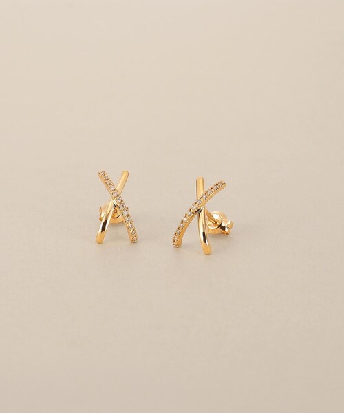 COCOSHNIK(ココシュニック)の「K10ダイヤモンド アーチクロス スタッドピアス(ピアス(両耳用)・レディース・イエローゴールド・00)」の1枚目の写真
