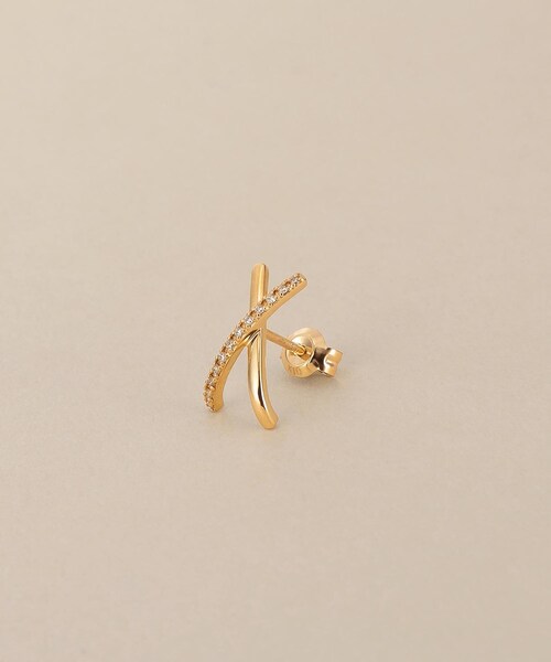 COCOSHNIK(ココシュニック)の「K10ダイヤモンド アーチクロス スタッドピアス(ピアス(両耳用)・レディース・イエローゴールド・00)」の7枚目の写真