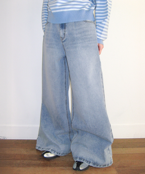 AMESWORLDWIDE(アメスワールドワイド)の「FLARED DENIM PANTS LIGHT BLUE(デニムパンツ・レディース・その他・SMALL/MEDIUM/LARGE)」の1枚目の写真
