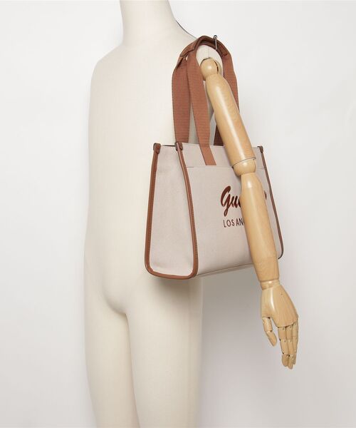 Guess(ゲス)の「JACKIE Tote(トートバッグ・レディース・ナチュラル・ONE SIZE)」の14枚目の写真
