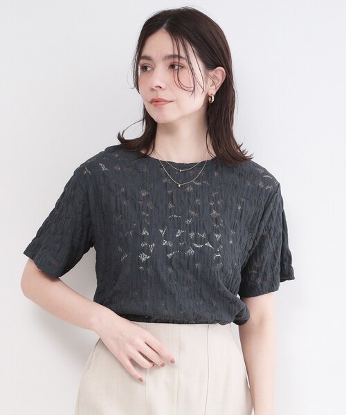 OPAQUE.CLIP(オペークドットクリップ)の「レースジャカードカットソー【洗濯機OK】(Tシャツ/カットソー・レディース・ホワイト/チャコールグレー/ブラウン系その他/イエロー系その他・38/42/40)」の2枚目の写真