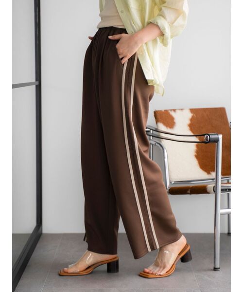 Ungrid(アングリッド)の「ストレートラインパンツ(その他パンツ・レディース・ブラウン/ネイビー・FREE)」の4枚目の写真