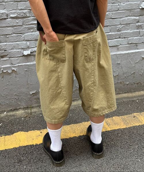 JUAN HOMME（ジュアンオム）の「カーブドバミューダコットンパンツ（ベージュ）（その他パンツ・メンズ・その他・SMALL/MEDIUM/LARGE）」の2枚目の写真