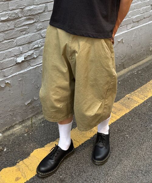 JUAN HOMME（ジュアンオム）の「カーブドバミューダコットンパンツ（ベージュ）（その他パンツ・メンズ・その他・SMALL/MEDIUM/LARGE）」の3枚目の写真