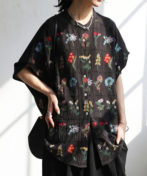antiqua(アンティカ)の「バンドカラー 花柄 刺繍 シャツ(シャツ/ブラウス・レディース・ホワイト/ブルー/ブラック・ONESIZE)」の2枚目の写真