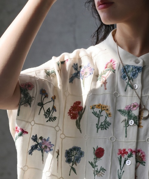 antiqua(アンティカ)の「バンドカラー 花柄 刺繍 シャツ(シャツ/ブラウス・レディース・ホワイト/ブルー/ブラック・ONESIZE)」の9枚目の写真