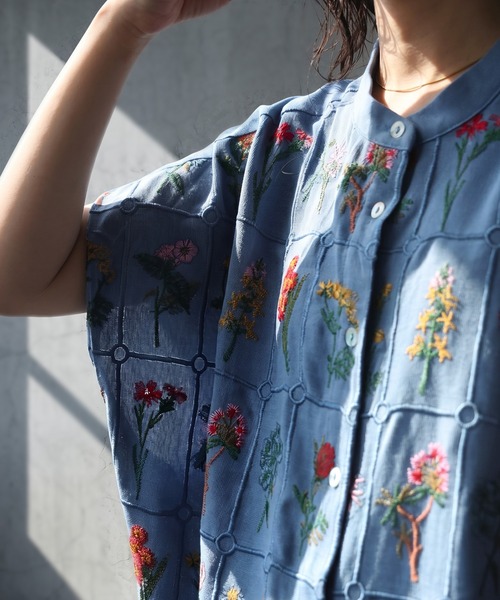 antiqua(アンティカ)の「バンドカラー 花柄 刺繍 シャツ(シャツ/ブラウス・レディース・ホワイト/ブルー/ブラック・ONESIZE)」の21枚目の写真