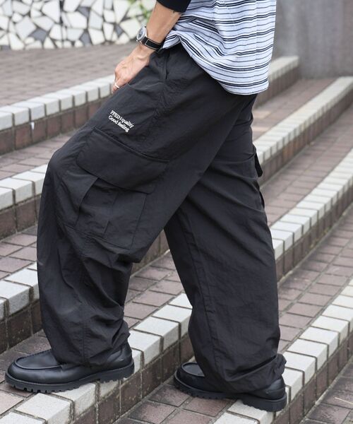 FFEIN(フェイン)の「【撥水加工】FFEIN(フェイン)カーゴナイロンワイドパンツ/ セットアップ ナイロンカーゴパンツ ワイドシルエット ドローコード(カーゴパンツ・メンズ・ブラック/アイボリー/ネイビー・SMALL/X-SMALL/LARGE/MEDIUM)」の5枚目の写真