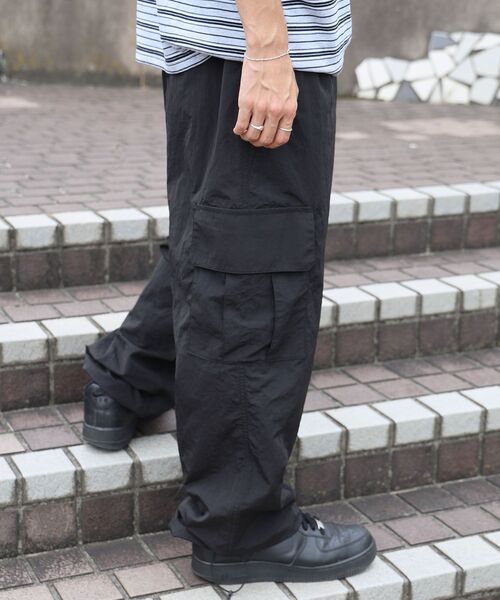 FFEIN(フェイン)の「【撥水加工】FFEIN(フェイン)カーゴナイロンワイドパンツ/ セットアップ ナイロンカーゴパンツ ワイドシルエット ドローコード(カーゴパンツ・メンズ・ブラック/アイボリー/ネイビー・SMALL/X-SMALL/LARGE/MEDIUM)」の7枚目の写真