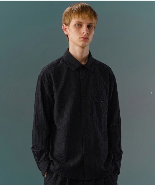 MODE COMMUTER(モードコミューター)の「Textured Calmness Shirt(シャツ/ブラウス・メンズ・ブラック/グレー・SMALL/MEDIUM/LARGE)」の1枚目の写真