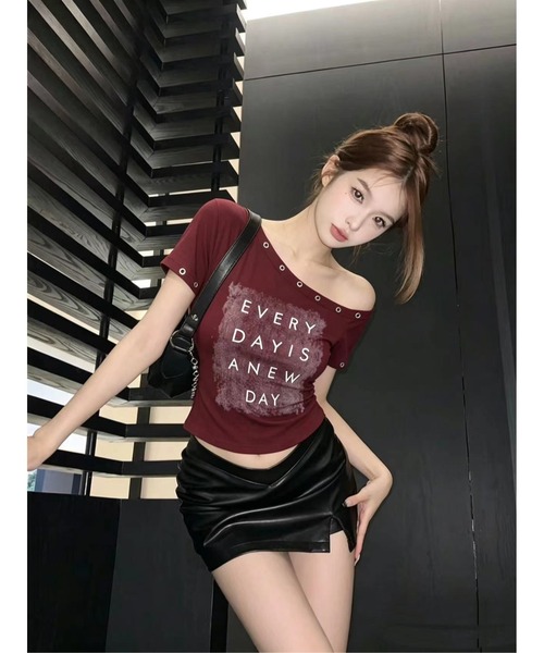 MEMECLE(メメクル)の「【 MEMECLE / メメクル 】アイレットロゴワンショルトップス(Tシャツ/カットソー・レディース・ワインレッド/グレー/ブラック/ホワイト・FREE)」の5枚目の写真