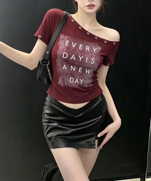 MEMECLE(メメクル)の「【 MEMECLE / メメクル 】アイレットロゴワンショルトップス(Tシャツ/カットソー・レディース・ワインレッド/グレー/ブラック/ホワイト・FREE)」の7枚目の写真