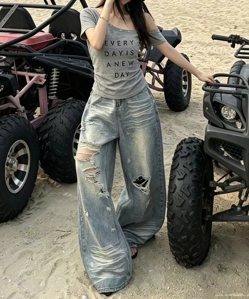 MEMECLE(メメクル)の「【 MEMECLE / メメクル 】アイレットロゴワンショルトップス(Tシャツ/カットソー・レディース・ワインレッド/グレー/ブラック/ホワイト・FREE)」の9枚目の写真