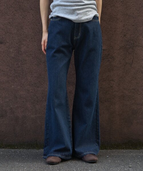 COLONY 2139(コロニートゥーワンスリーナイン)の「フレアデニムパンツ(デニムパンツ・レディース・ブルー/ネイビー・SMALL/LARGE/MEDIUM)」の2枚目の写真