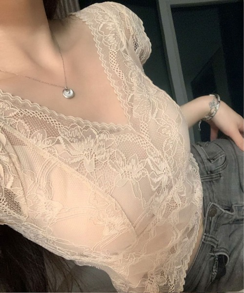 MAISON DE THERESE(メゾン ド テレーズ)の「総レース V ネックワイドスリーブキャミ 胸パッド一体型バック透けクロップドトップス(キャミソール・レディース・Black/Beige/White・M)」の10枚目の写真