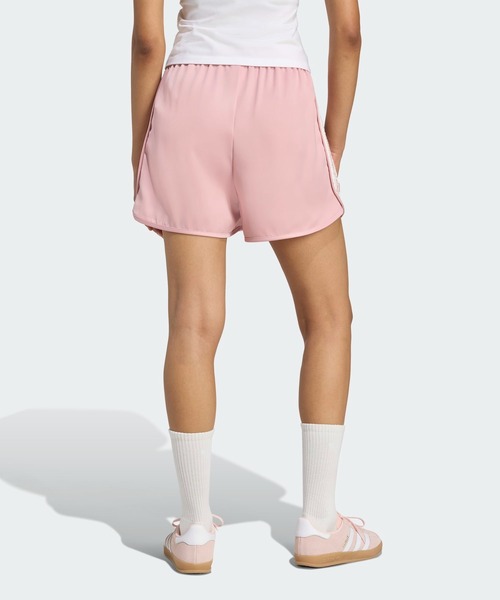 adidas(アディダス)の「adidas Originals サテン ショーツ ラッフル スリーストライプス / アディダスオリジナルス adidas Originals(その他パンツ・レディース・ピンク・XX-LARGE/SMALL/X-SMALL/X-LARGE/MEDIUM/LARGE)」の2枚目の写真