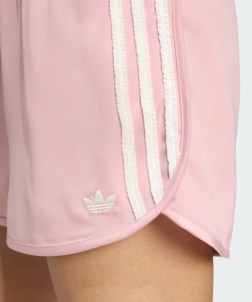 adidas(アディダス)の「adidas Originals サテン ショーツ ラッフル スリーストライプス / アディダスオリジナルス adidas Originals(その他パンツ・レディース・ピンク・XX-LARGE/SMALL/X-SMALL/X-LARGE/MEDIUM/LARGE)」の3枚目の写真