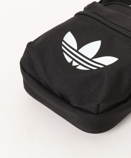 adidas（アディダス）の「adidas アディダス U AC CLASSIC FESTIVALBAG バッグ JX0227 BLACK/WHITE（ボディバッグ/ウエストポーチ・メンズ・ブラック・FREE）」の3枚目の写真