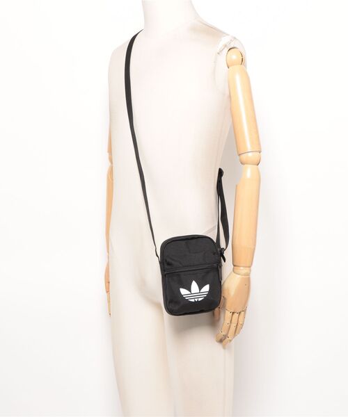 adidas（アディダス）の「adidas アディダス U AC CLASSIC FESTIVALBAG バッグ JX0227 BLACK/WHITE（ボディバッグ/ウエストポーチ・メンズ・ブラック・FREE）」の5枚目の写真