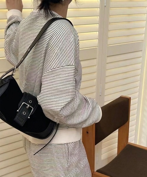HEILIS(ヘイリス)の「ベルトミニショルダーバッグ / ショルダーバッグ レディース ミニバッグ ハンドバッグ 2WAY フェイクスウェード 合皮 配色 ベルトデザイン 斜め掛け 肩掛け 韓国 春服 秋服 冬服(ハンドバッグ・レディース・キャメル/ブラウン/ブラック・FREE)」の5枚目の写真