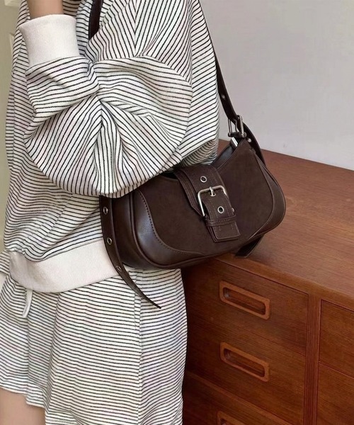 HEILIS(ヘイリス)の「ベルトミニショルダーバッグ / ショルダーバッグ レディース ミニバッグ ハンドバッグ 2WAY フェイクスウェード 合皮 配色 ベルトデザイン 斜め掛け 肩掛け 韓国 春服 秋服 冬服(ハンドバッグ・レディース・キャメル/ブラウン/ブラック・FREE)」の7枚目の写真