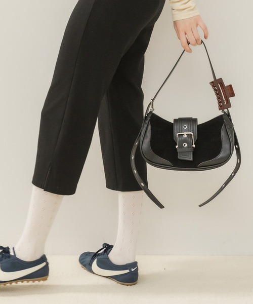 HEILIS(ヘイリス)の「ベルトミニショルダーバッグ / ショルダーバッグ レディース ミニバッグ ハンドバッグ 2WAY フェイクスウェード 合皮 配色 ベルトデザイン 斜め掛け 肩掛け 韓国 春服 秋服 冬服(ハンドバッグ・レディース・キャメル/ブラウン/ブラック・FREE)」の15枚目の写真
