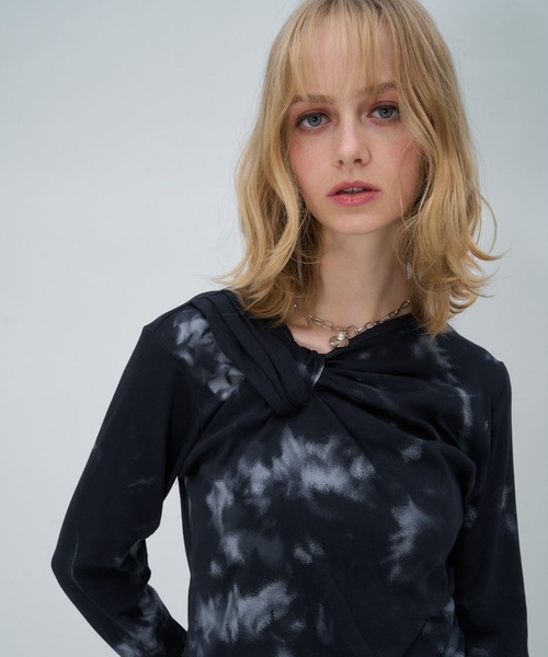 HARE(ハレ)の「ツイストデザインカットソー(HARE)(Tシャツ/カットソー・レディース・ブラック/イエロー/レッド・FREE)」の1枚目の写真