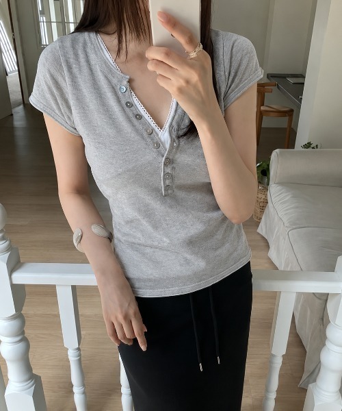 LOENNE(ロエヌ)の「Lace Trim Button Tee / レーストリムボタンTシャツ(Tシャツ/カットソー・レディース・アイボリー/クリーム/ブラック/グレー・FREE)」の4枚目の写真