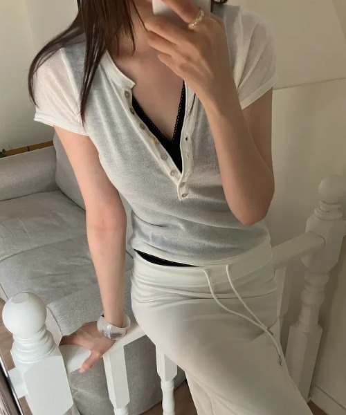 LOENNE(ロエヌ)の「Lace Trim Button Tee / レーストリムボタンTシャツ(Tシャツ/カットソー・レディース・アイボリー/クリーム/ブラック/グレー・FREE)」の10枚目の写真