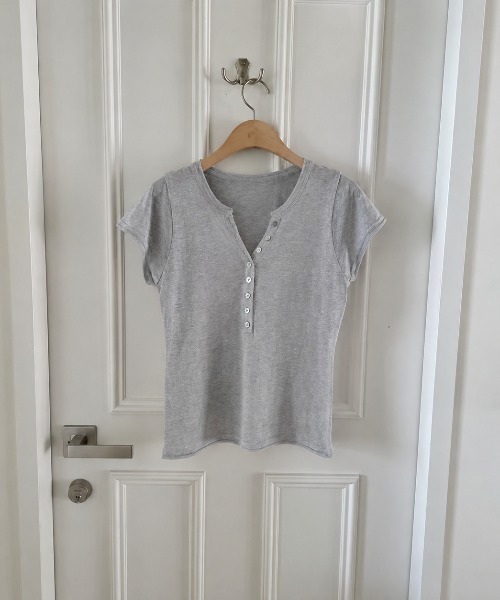 LOENNE(ロエヌ)の「Lace Trim Button Tee / レーストリムボタンTシャツ(Tシャツ/カットソー・レディース・アイボリー/クリーム/ブラック/グレー・FREE)」の18枚目の写真
