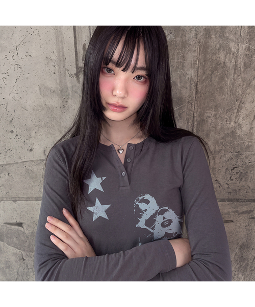 GRAVER（グレーバー）の「[UNISEX]STAR2 ヘンリーネック ロングスリーブ Tシャツ_3color（Tシャツ/カットソー・レディース・ブラック/ベージュ/チャコール・MEDIUM/LARGE）」の3枚目の写真