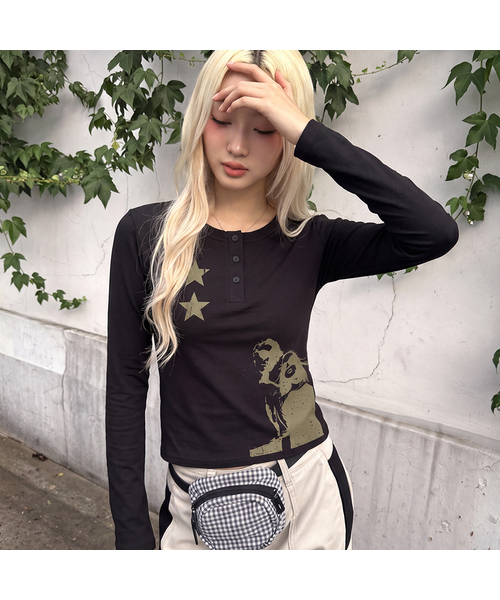 GRAVER（グレーバー）の「[UNISEX]STAR2 ヘンリーネック ロングスリーブ Tシャツ_3color（Tシャツ/カットソー・レディース・ブラック/ベージュ/チャコール・MEDIUM/LARGE）」の2枚目の写真