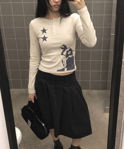 GRAVER（グレーバー）の「[UNISEX]STAR2 ヘンリーネック ロングスリーブ Tシャツ_3color（Tシャツ/カットソー・レディース・ブラック/ベージュ/チャコール・MEDIUM/LARGE）」の11枚目の写真