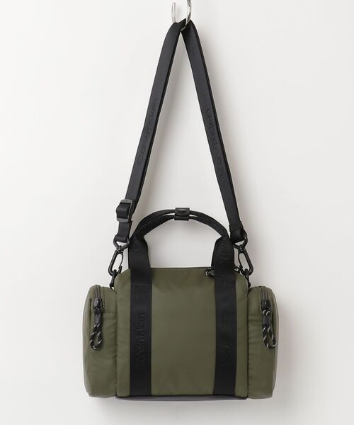 Calvin Klein(カルバン・クライン)の「クロスボディバッグ - ラバライズドクロスボディバッグ(ショルダーバッグ・メンズ・カーキ/ブラック・FREE)」の9枚目の写真