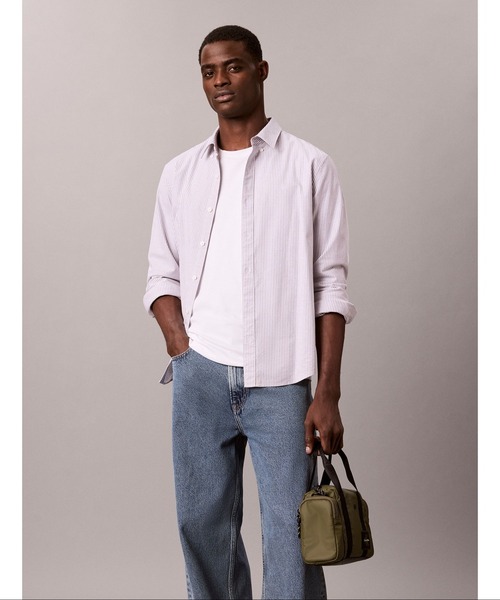Calvin Klein(カルバン・クライン)の「クロスボディバッグ - ラバライズドクロスボディバッグ(ショルダーバッグ・メンズ・カーキ/ブラック・FREE)」の2枚目の写真
