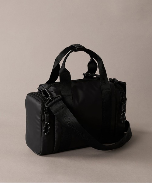 Calvin Klein(カルバン・クライン)の「クロスボディバッグ - ラバライズドクロスボディバッグ(ショルダーバッグ・メンズ・カーキ/ブラック・FREE)」の4枚目の写真