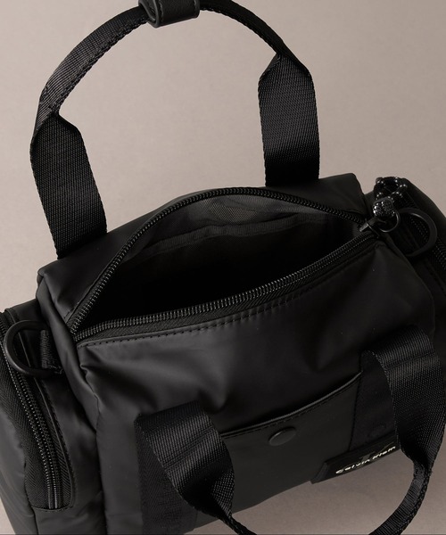 Calvin Klein(カルバン・クライン)の「クロスボディバッグ - ラバライズドクロスボディバッグ(ショルダーバッグ・メンズ・カーキ/ブラック・FREE)」の5枚目の写真