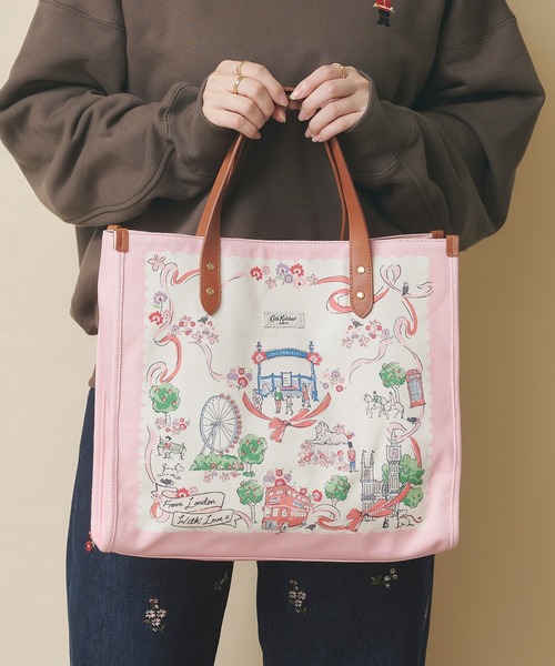 Cath Kidston(キャスキッドソン)の「レザーハンドルスクエアトートバッグ(トートバッグ・レディース・ネイビー/ピンク/ブルー・FREE)」の3枚目の写真