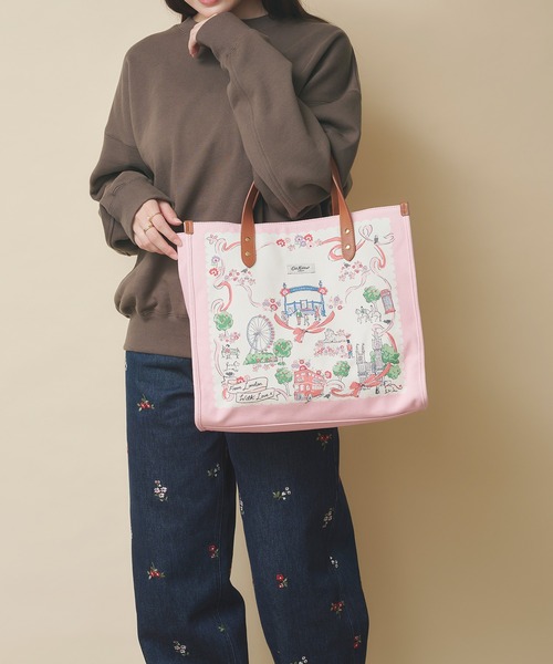 Cath Kidston(キャスキッドソン)の「レザーハンドルスクエアトートバッグ(トートバッグ・レディース・ネイビー/ピンク/ブルー・FREE)」の12枚目の写真