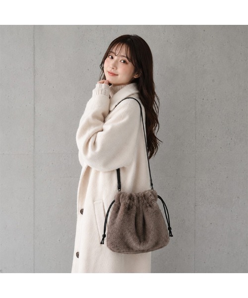 tokohana(トコハナ)の「フェイクファー 巾着 ショルダーバッグ レディース ファーバッグ ミニバッグ 巾着バッグ 軽量 秋冬 斜め掛け 2WAY ふわふわ トレンド(ショルダーバッグ・レディース・ブラック/アイボリー/モカ/ブラウン系その他/グレイッシュベージュ・FREE)」の5枚目の写真