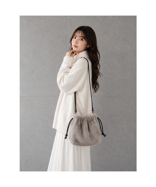 tokohana(トコハナ)の「フェイクファー 巾着 ショルダーバッグ レディース ファーバッグ ミニバッグ 巾着バッグ 軽量 秋冬 斜め掛け 2WAY ふわふわ トレンド(ショルダーバッグ・レディース・ブラック/アイボリー/モカ/ブラウン系その他/グレイッシュベージュ・FREE)」の12枚目の写真