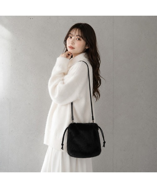 tokohana(トコハナ)の「フェイクファー 巾着 ショルダーバッグ レディース ファーバッグ ミニバッグ 巾着バッグ 軽量 秋冬 斜め掛け 2WAY ふわふわ トレンド(ショルダーバッグ・レディース・ブラック/アイボリー/モカ/ブラウン系その他/グレイッシュベージュ・FREE)」の11枚目の写真