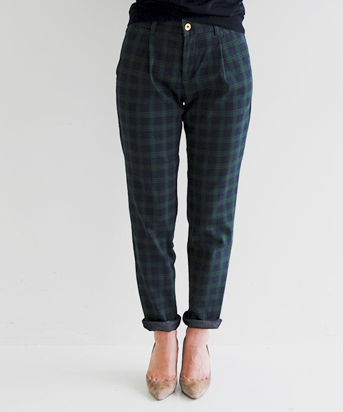 Live in comfort（リブインコンフォート）の「【股下丈が選べる】リブ　イン　コンフォート　美脚キャロットラインのストレッチカラーパンツ　　　（その他パンツ・レディース・カーキ/イエロー/ピンク/ホワイト/キャメル/ブラック/ネイビー/ベージュ/チェック/ホワイト系その他/ブラック系その他・8/4/3/9/10/1/11/6/13/7/12/2/5）」の11枚目の写真